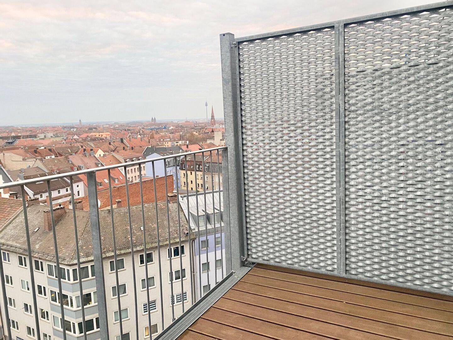 TOP GEPFLEGTE VOLL MÖBLIERTE 1 ZIMMER WOHNUNG MIT BALKON UND TIEFGARAGEN STELLPLATZ – Nürnberg – Vorschaubild 8