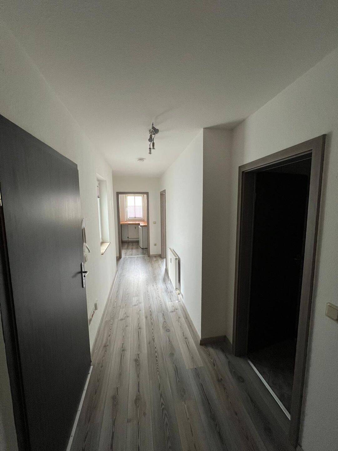 2 -Zimmer-Wohnung in zentraler Lage zu vermieten – Hildburghausen – Vorschaubild 2