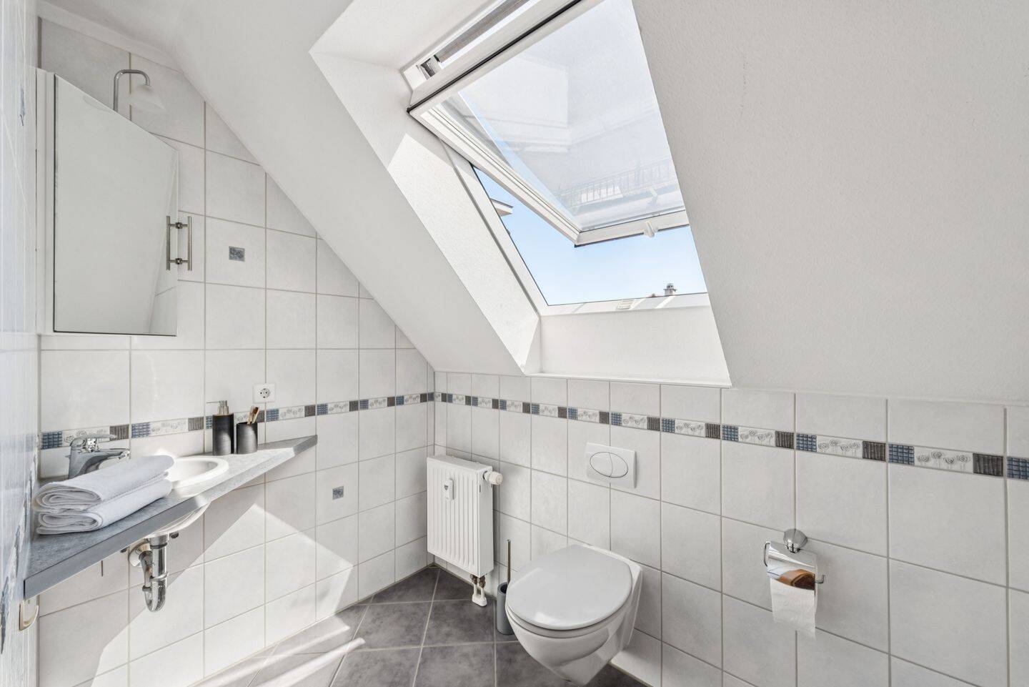 ÜBER DEN DÄCHERN - Gepflegte 3,5-Zimmer-Maisonettewohnung mit Balkon & Garage in Stuttgart-Stammheim – Stuttgart – Vorschaubild 8
