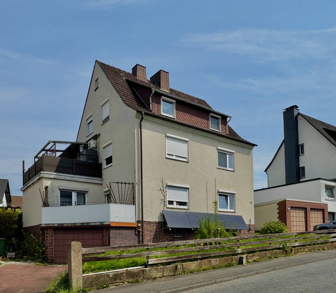 Vielseitig nutzbares Zweifamilienhaus mit ausgebautem Dachgeschoss in schöner Wohnlage v. Bergshs. – Fuldabrück – Bild 1 von 9