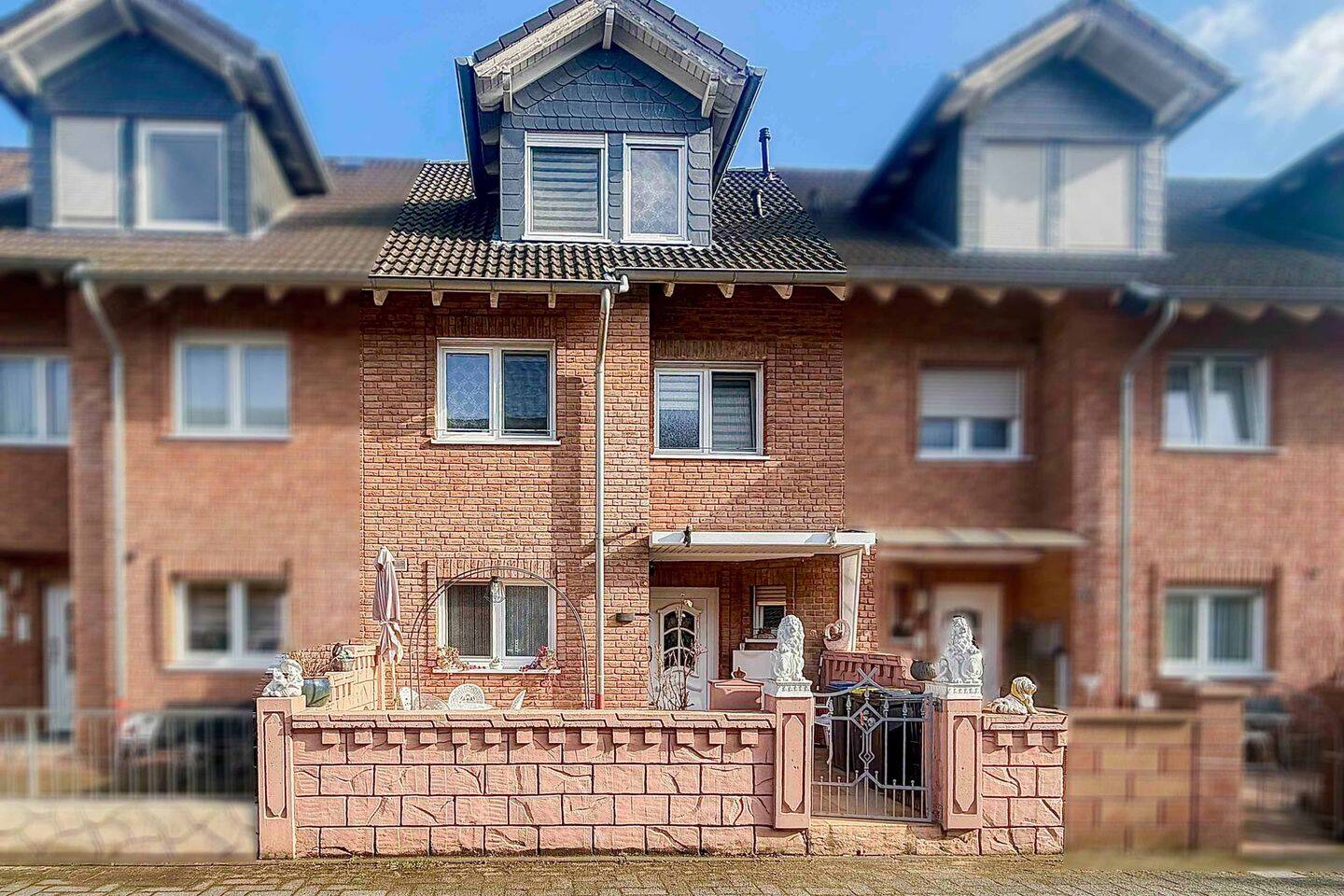 Viel Raum für Ihre Familie: Top gepflegtes Rheinmittelhaus im Kölner Norden.