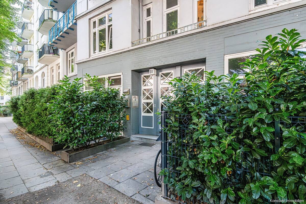 3-Zi.-Altbaujuwel mit Balkon und historischem Kachelofen im idyllischen Komponistenviertel – Hamburg – Vorschaubild 2