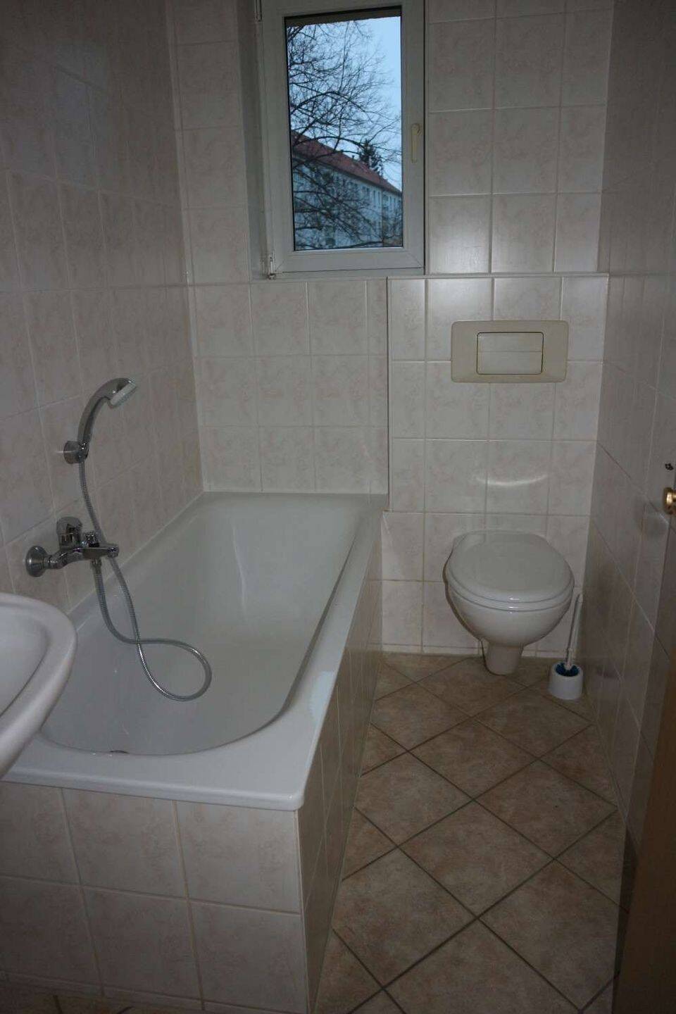 Alle Räume zum Innenhof - Bad mit Wanne+Fenster - Frei ab 1.8. – Chemnitz – Vorschaubild 6