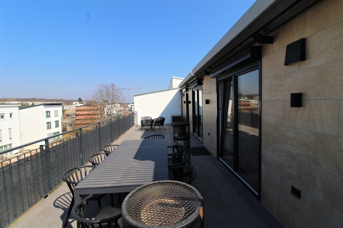 Penthouse mit großer Dachterrasse (34,6 qm) und Tiefgaragenstellplatz mit eigener E-Ladestation – 63073 Offenbach am Main – Bild 1 von 9