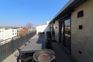 Penthouse mit großer Dachterrasse (34,6 qm) und Tiefgaragenstellplatz mit eigener E-Ladestation