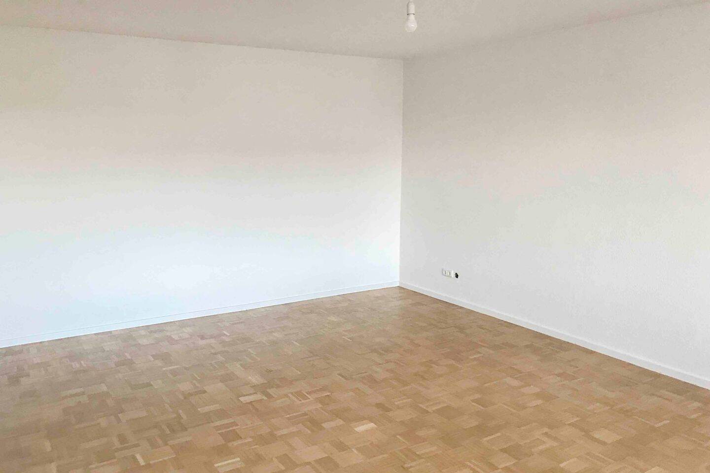 Modern ausgestattete 4-Zimmer-Wohnung mit Südbalkon und Weitblick – Erlangen – Bild 1 von 9