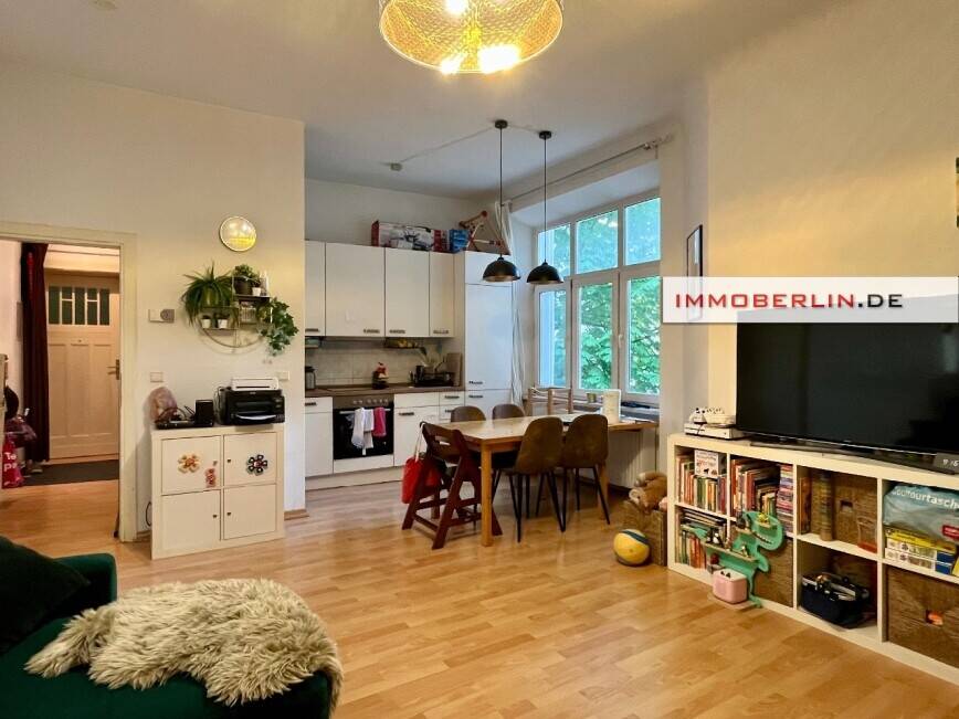 IMMOBERLIN.DE - Angenehme Altbauwohnung mit Loggia in gefragter Kiezlage – Berlin – Vorschaubild 2
