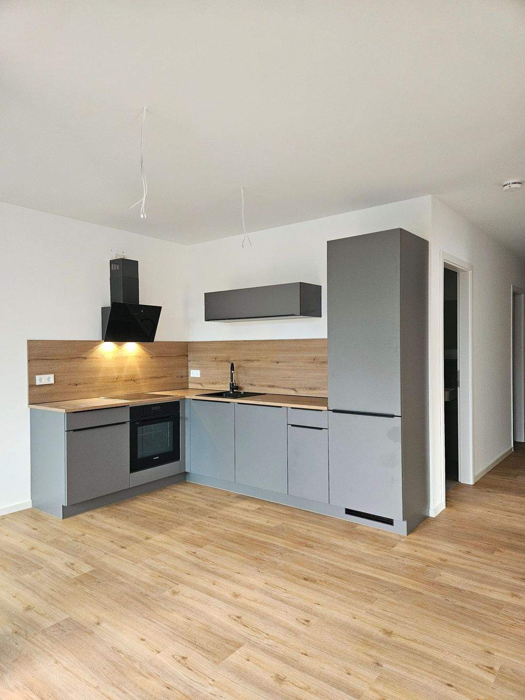 Erstbezug mit Weitblick: 3-Zimmer-Penthouse mit zwei Dachterrassen und Tiefgaragenstellplatz – Frankfurt am Main – Vorschaubild 3