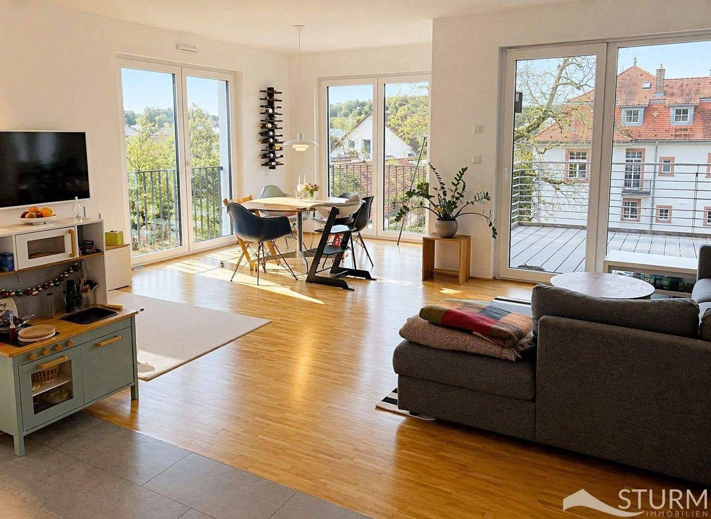 Sehr schöne, großzügig geschnittene 3-Zimmer-Wohnung mit Balkon, Einbauküche und 2 Stellplätzen - super Lage! – Würzburg – Vorschaubild 6