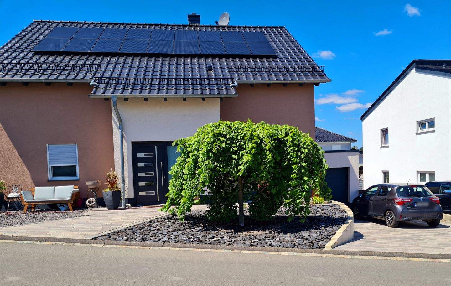 Stilvolles Einfamilienhaus mit Photovoltaikanlage und Doppelgarage in Bitburg! – Bitburg – Bild 1 von 9
