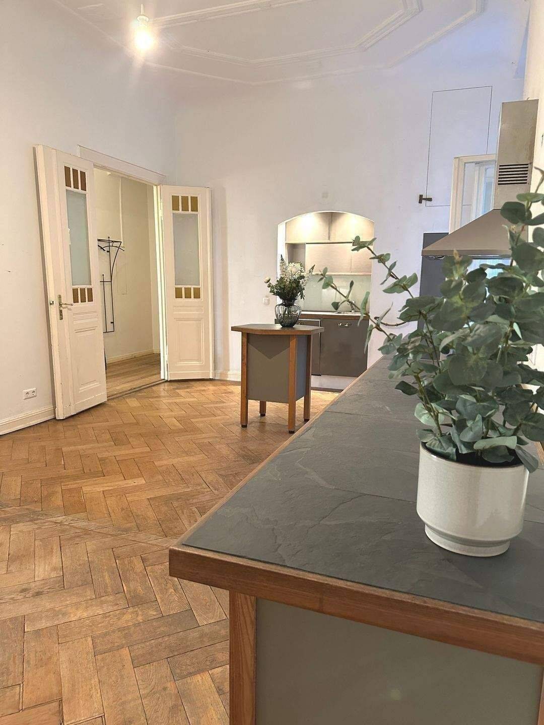 WUNDERBARE, GROSSZÜGIGE 5-6 ZIM. ALTBAU-WHG., GR. WOHNKÜCHE + BALKON MIT VIEL POTIENTIAL UNWEIT KUDAMM