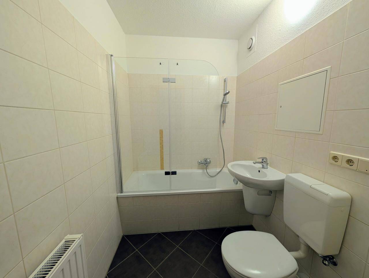 Komfortable 3-Raum-Wohnung mit Badewanne – Chemnitz – Vorschaubild 3