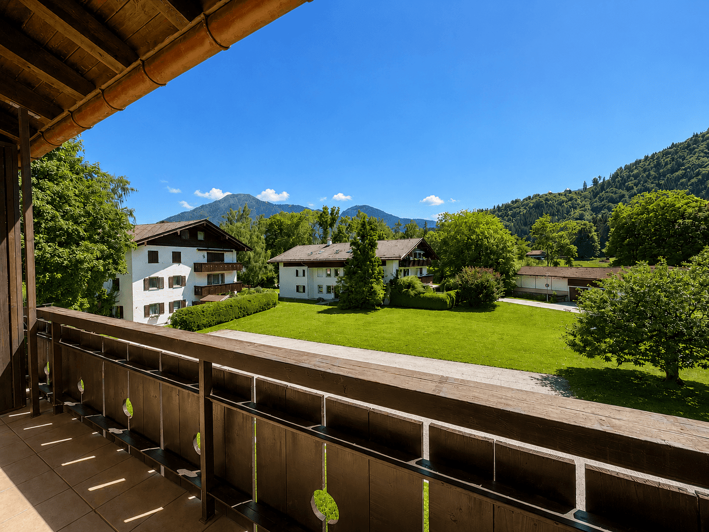 Sonnige 2-Zimmer-Wohnung in Weißach I Wenige Gehminuten zum Tegernsee I Ruhige Lage mit Südbalkon