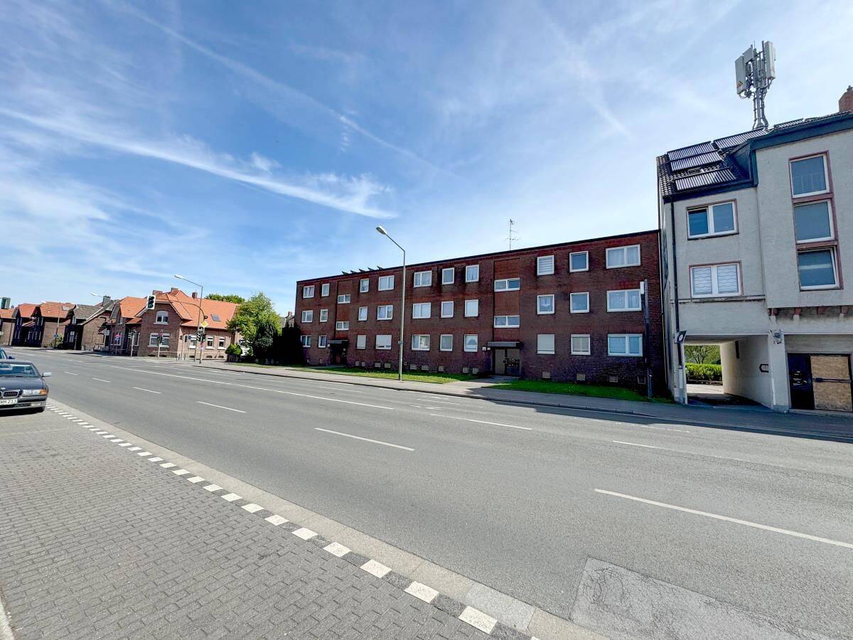 Investmentchance für Strategen: 3 Häuser - 16 Wohnungen - 15 Balkone | Einstiegsmieten ab 4,45 EUR/m² – 46236 Bottrop – Bild 1 von 9