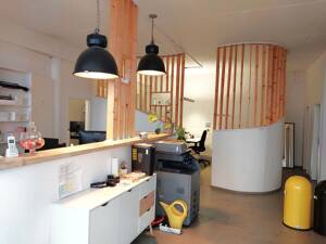 Vielseitige Immobilie: Praxis, Büro und Wohnraum mit 10 Stellplätzen in bester Lage!