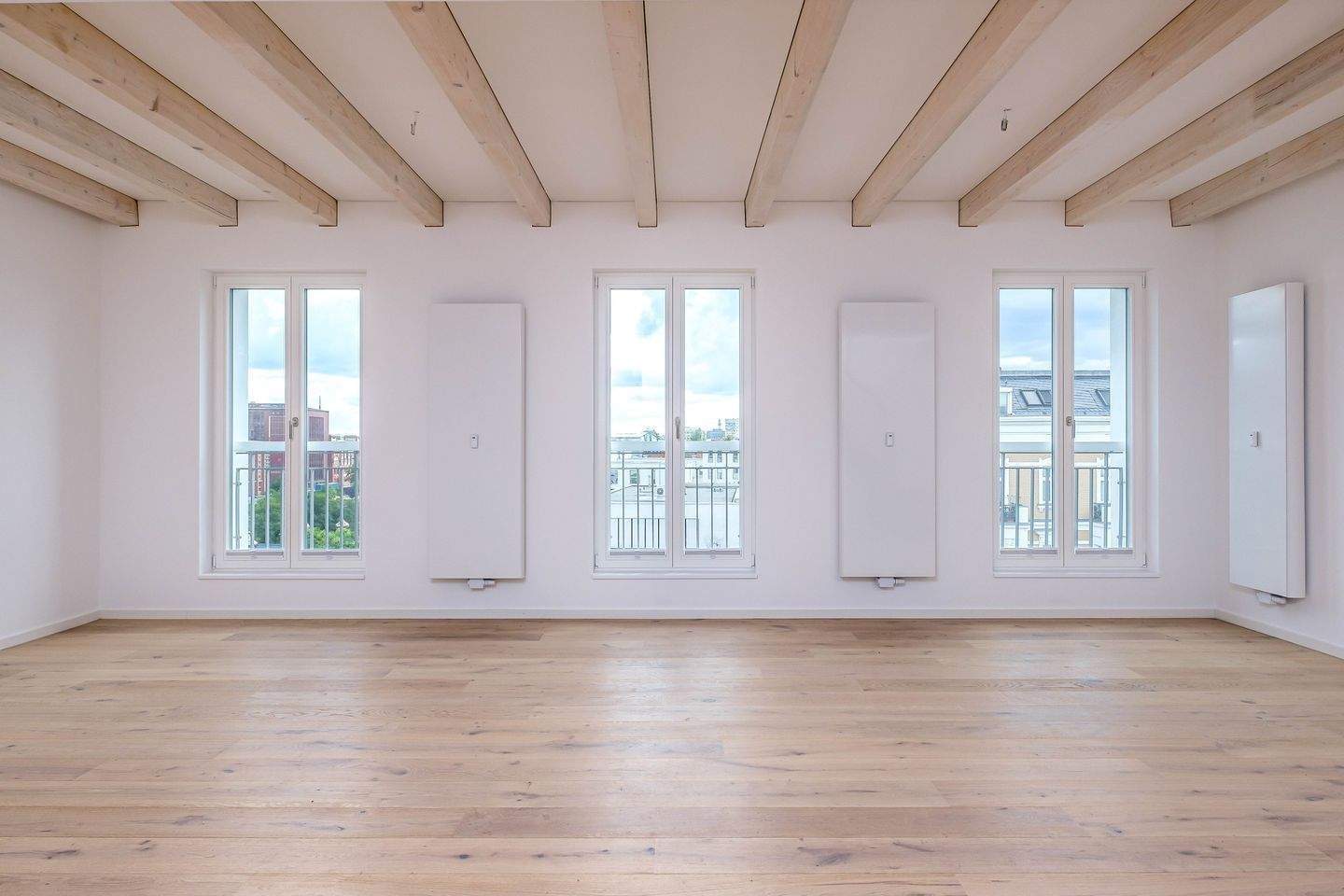 Moderne Dachgeschosswohnung und klassischer Altbau. 2-Zimmer mit Aufdachterrasse in Charlottenburg – Berlin – Bild 1 von 9