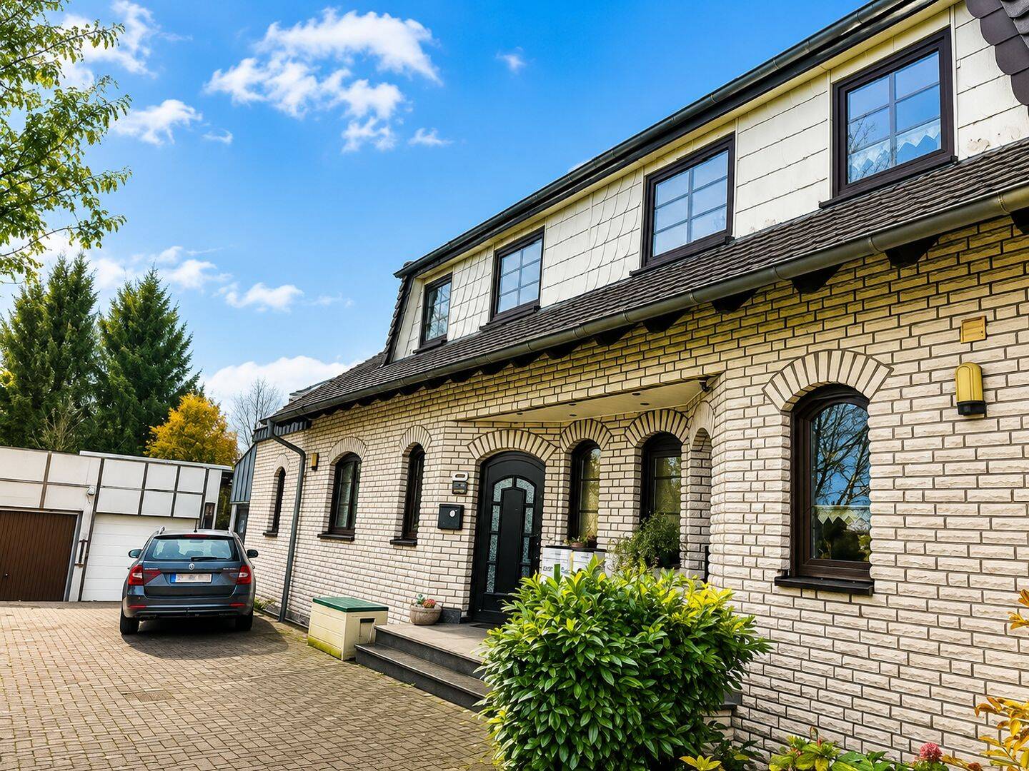 ***Mitten im Herzen von Welver*** Modernes Ein-Zweifamilienhaus mit kleiner Einliegerwohnung, großem Garten und Doppelgarage – Welver – Bild 1 von 7