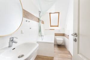 Bahnhofsnah! Einbauküche, modernes Bad, Keller: 2019 sanierte Dachgeschoss-Wohnung in Schöneweide – 12439 Berlin – Vorschaubild 6