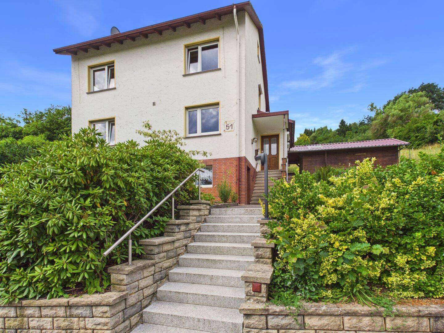 Familienfreundliches Einfamilienhaus mit großem Garten, Teich und Garage in Hauneck