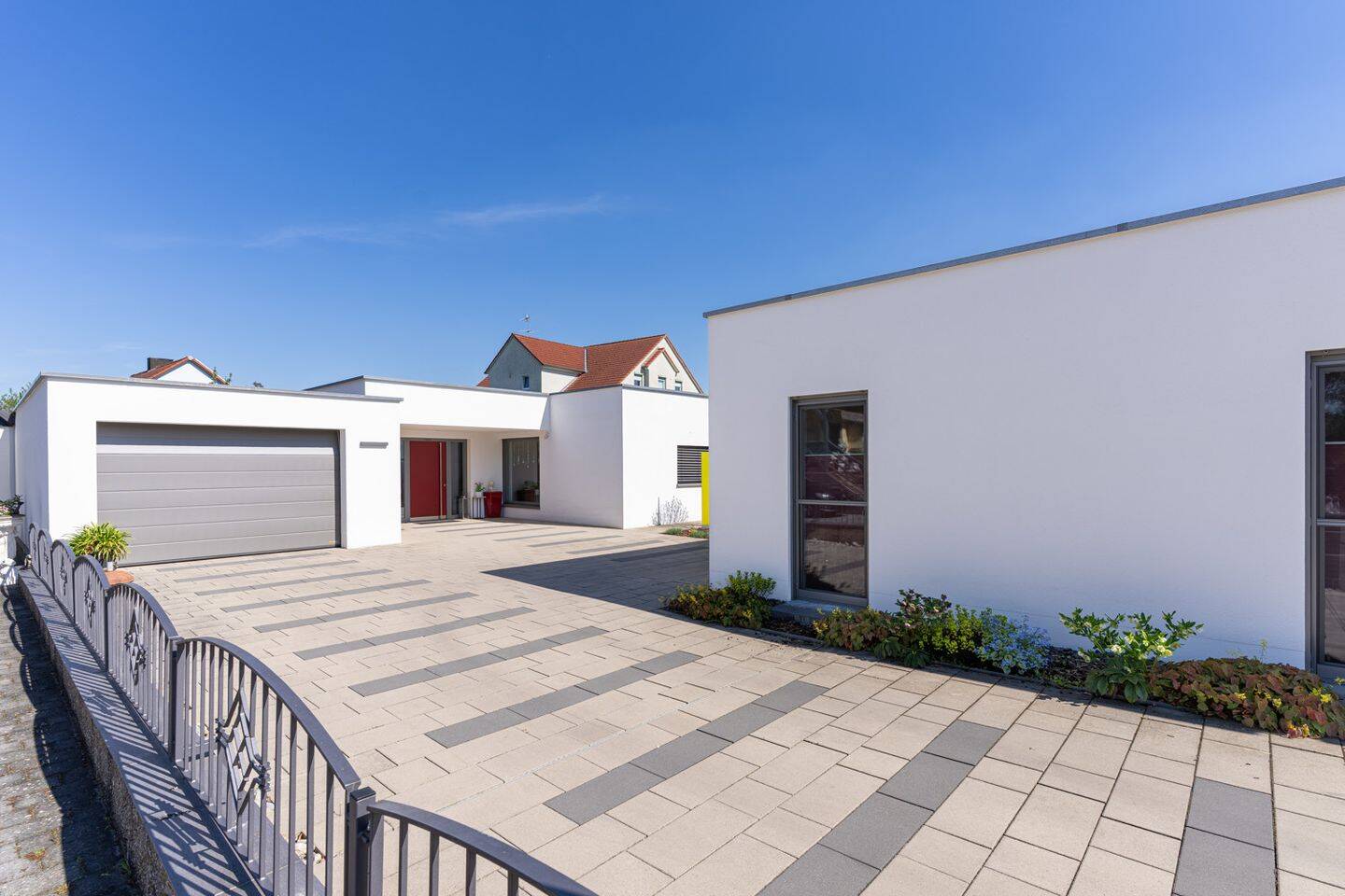 Moderne Bungalowanlage mit Einliegerwohnung, Wellnessbereich und Gartenidylle – Neuendettelsau – Vorschaubild 5
