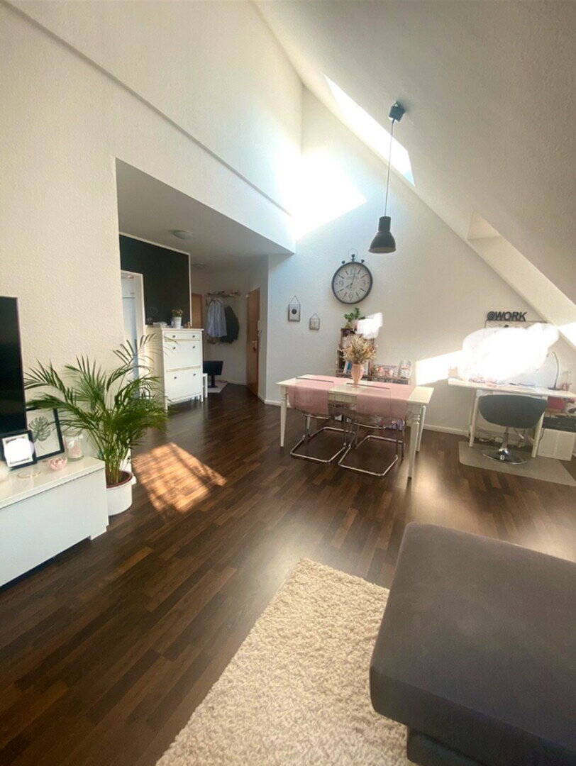 zentral gelegene 2-Zimmer-DG-Wohnung in Mainz-Kastel | frei ab 01.07. | provisionsfrei von privat – Wiesbaden – Bild 1 von 8