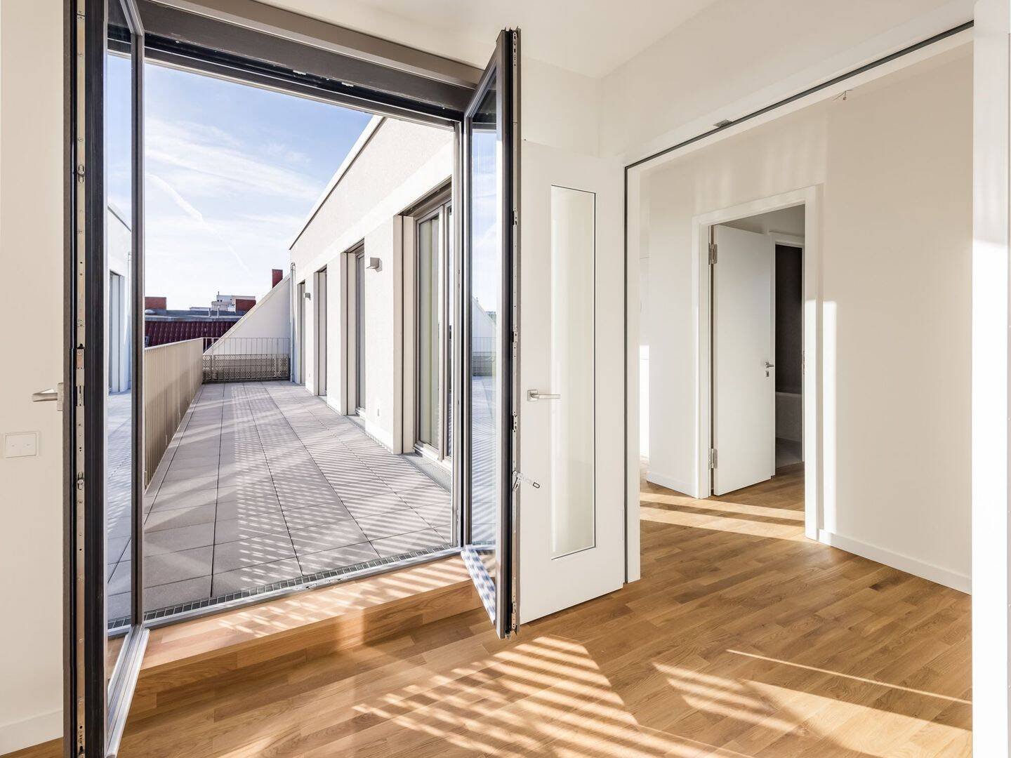 Lichtdurchflutetes Penthouse mit Terrassenzugang aus allen Räumen, Ankleide und en-suite-Bad – Berlin – Vorschaubild 5
