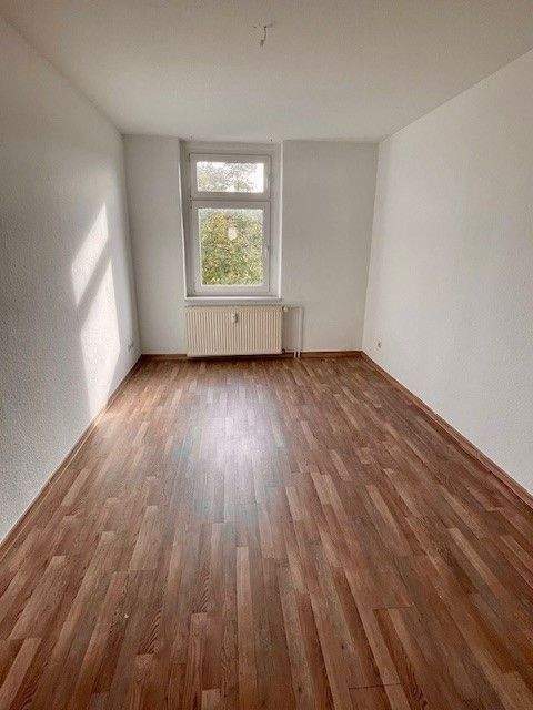 Wohnen in gemütlicher 3-Raum Dachgeschoss-Wohnung mit Einbauküche. – Magdeburg – Vorschaubild 8