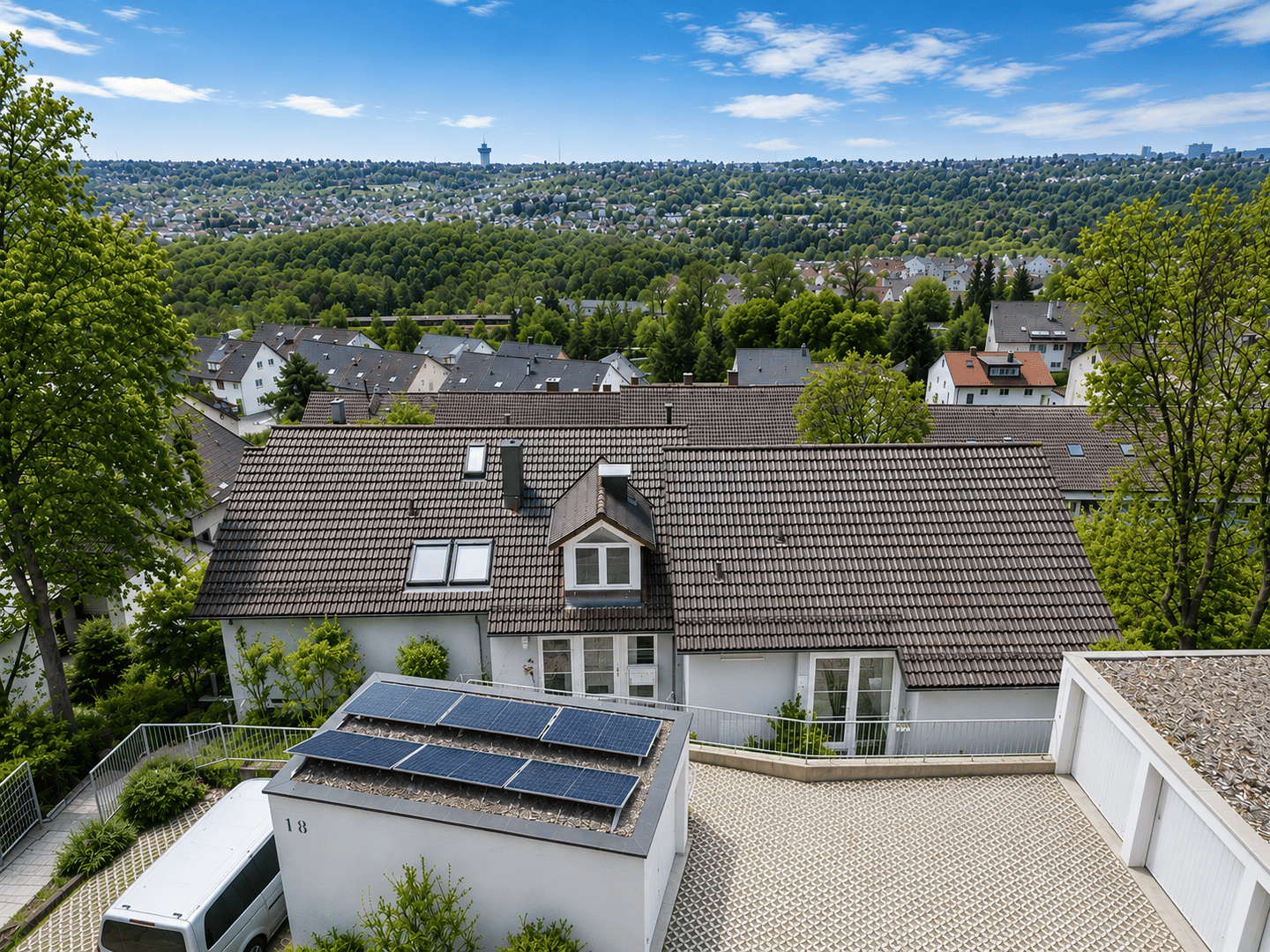 Außergewöhnliche 2,5-Zimmer-Split-Level-Wohnung mit privatem Garten und traumhafter Aussicht