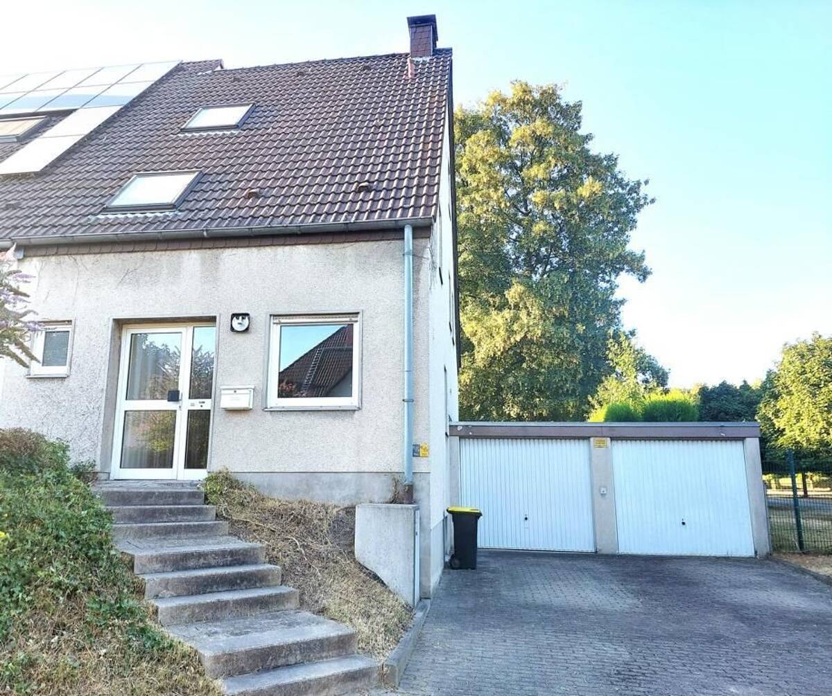 Doppelhaushälfte 130 m² Wohnfläche + ausgebauter Spitzboden auf einem 650 m² großen Grundstück in Essen-Vogelheim – 45356 Essen – Bild 1 von 9