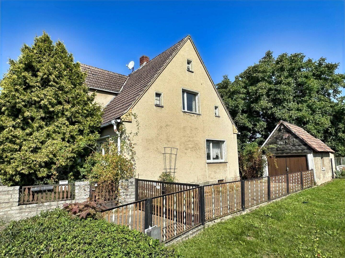 Charmantes EFH mit Entwicklungspotenzial & großem Garten im Grünen – Thiendorf – Bild 1 von 7