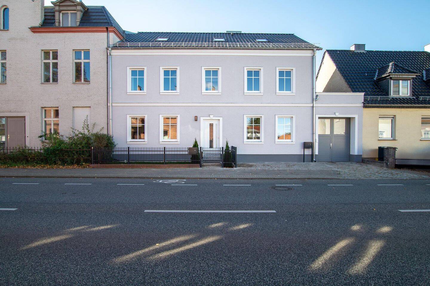 Kernsaniertes Zweifamilienhaus mit großer Remise in Potsdam
