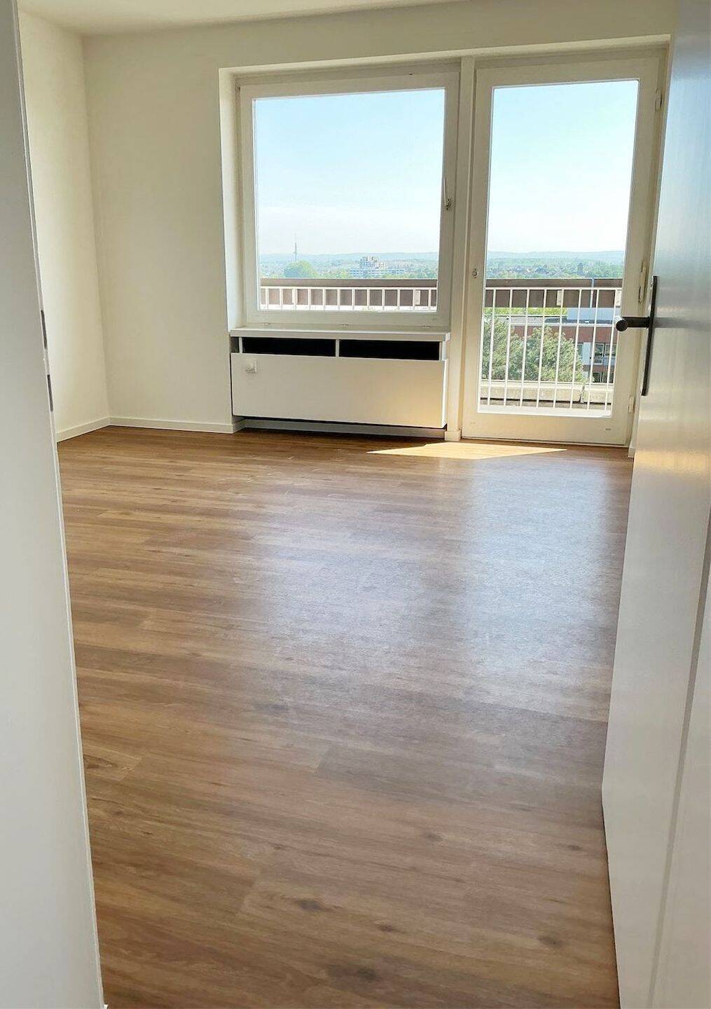 Frisch modernisiertes Wohnglück: 3 Zimmer mit Rundum-Balkon + modernes Bad mit Dusche + Aufzug – Köln – Vorschaubild 8
