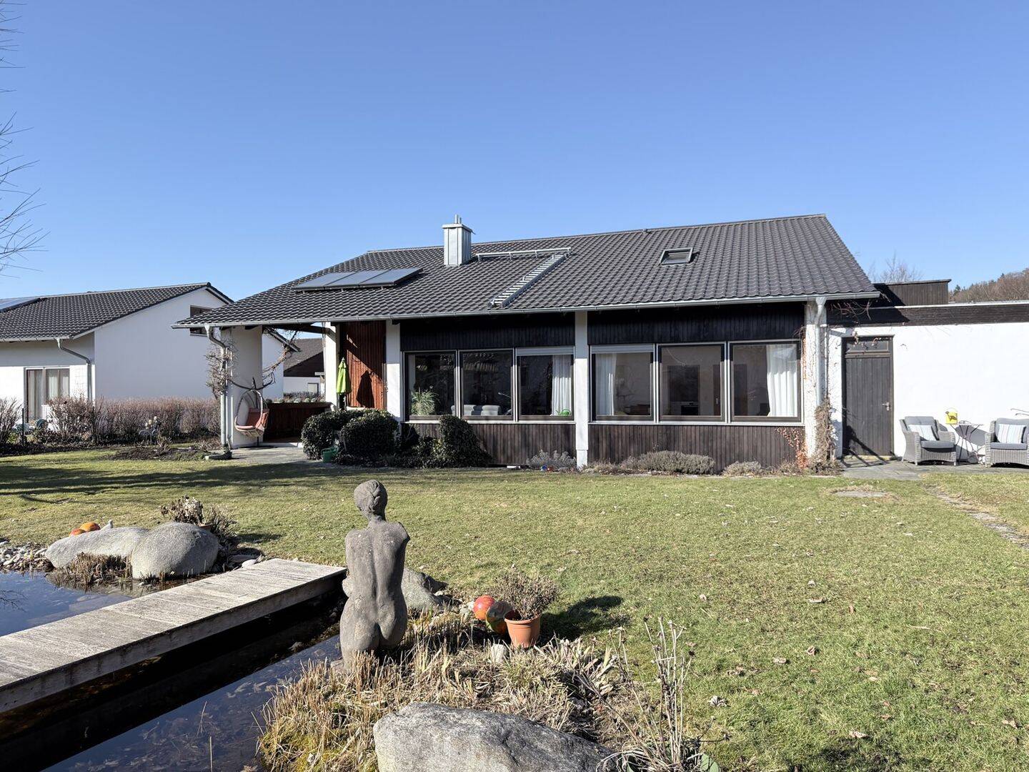 Ein Ort voller Licht und Raum: Idyllisches Einfamilienhaus mit Einliegerwohnung und Gartenzauber – Winhöring – Vorschaubild 3