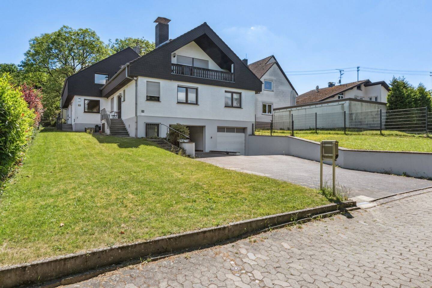 Doppelwohnhaus auf großem Grundstück - ideales Mehrgenerationenwohnen in ruhiger Lage