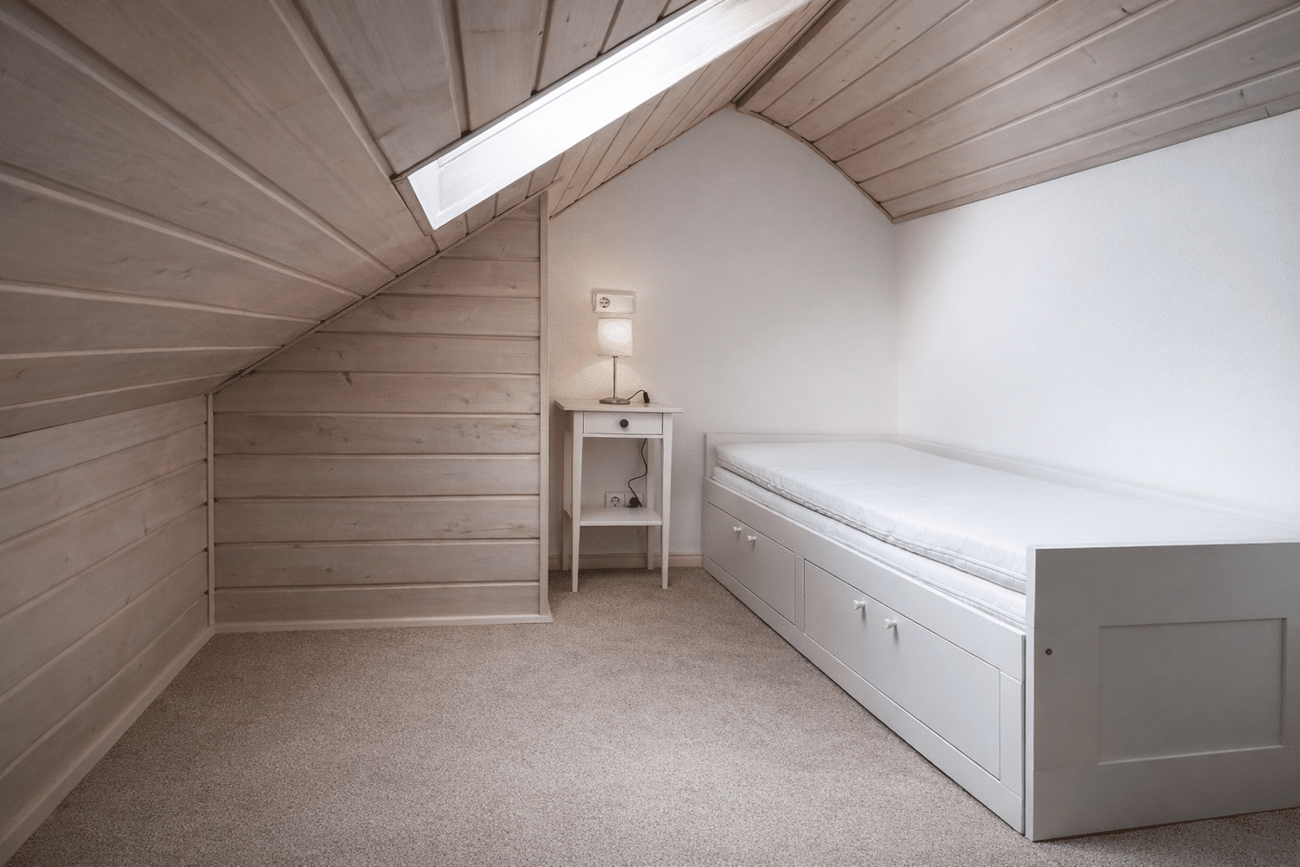 Möblierte, sonnige Dachgeschosswohnung mit großem Balkon & Stellplatz – ideal für Einzelperson – Ingolstadt – Vorschaubild 9