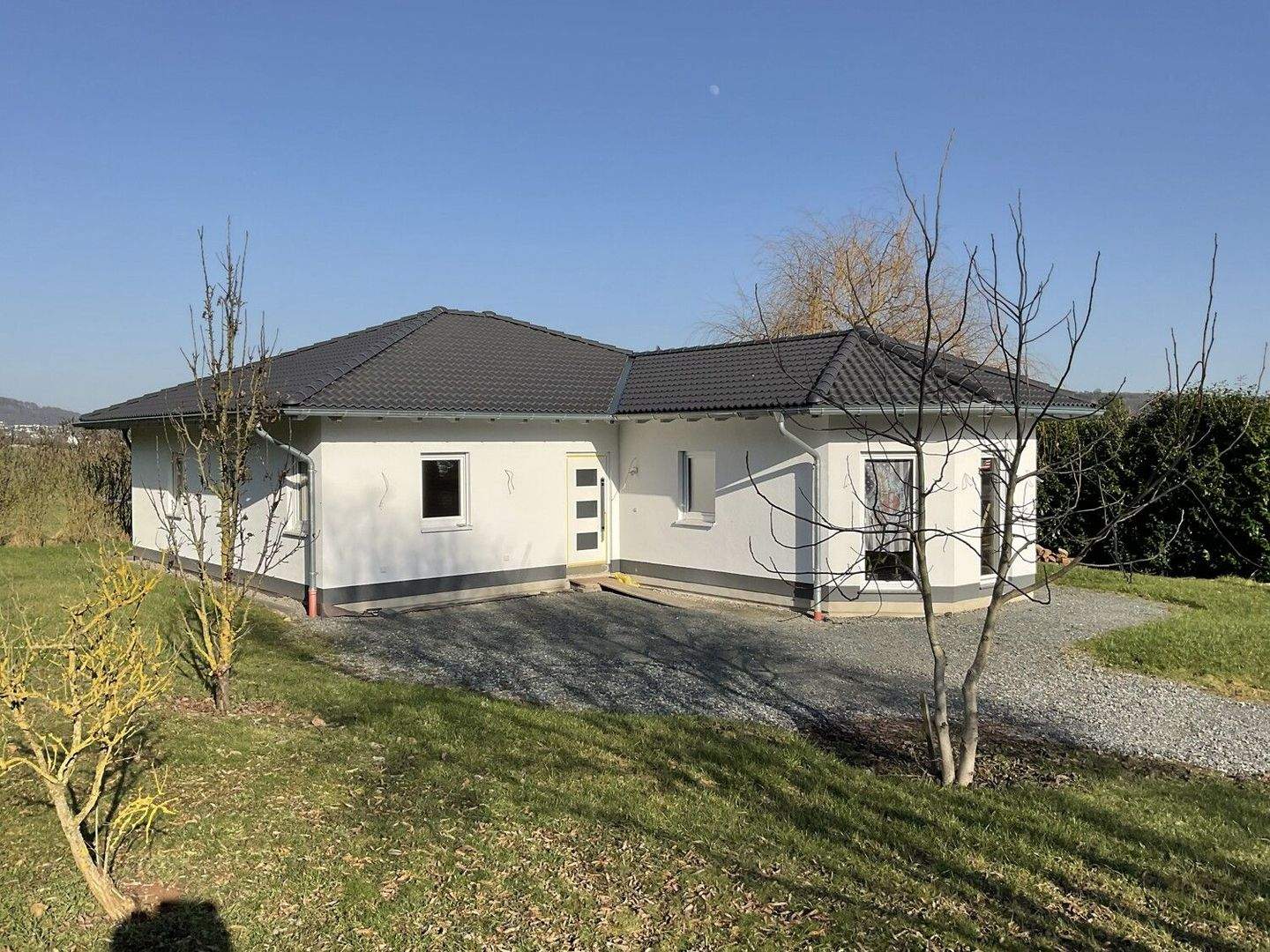 Neuwertiger Bungalow mit Gartenfreiraum & moderner Wohnatmosphäre! – Weimar (Lahn) – Vorschaubild 3