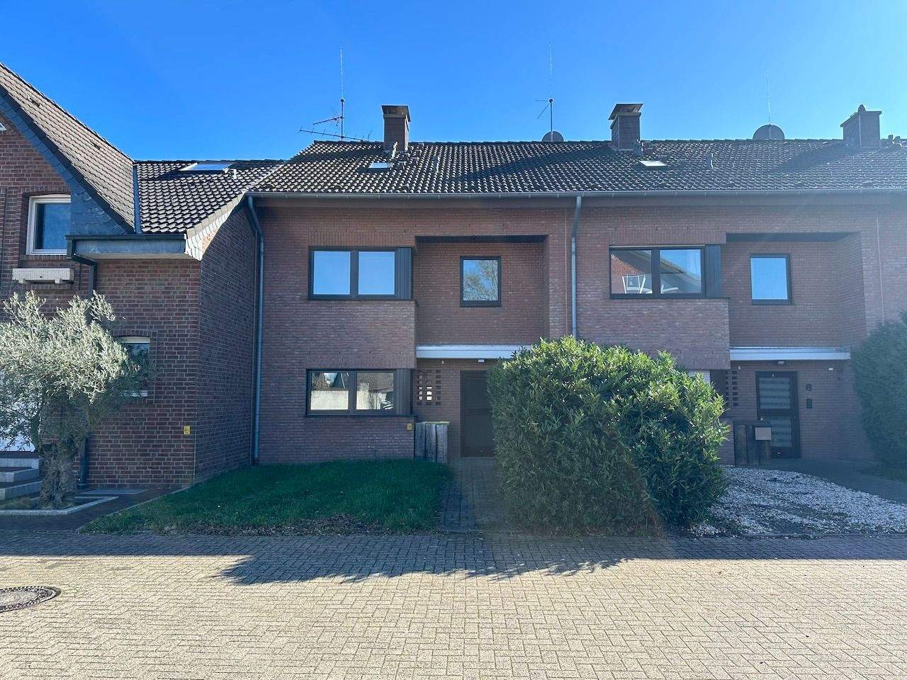 Reihenhaus mit Südlage und Einliegerwohnung – Neuss – Bild 1 von 9