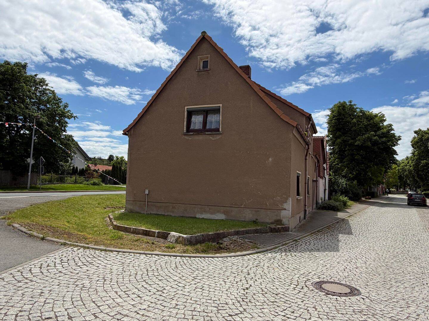 Solides Einfamilienhaus mit Nebengelass und zusätzlicher Pachtfläche