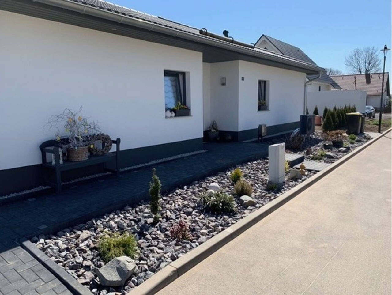 Neubau Bungalow KFW 55 mit Garage und fertigem Garten in Borna zu verkaufen. – Borna – Bild 1 von 4