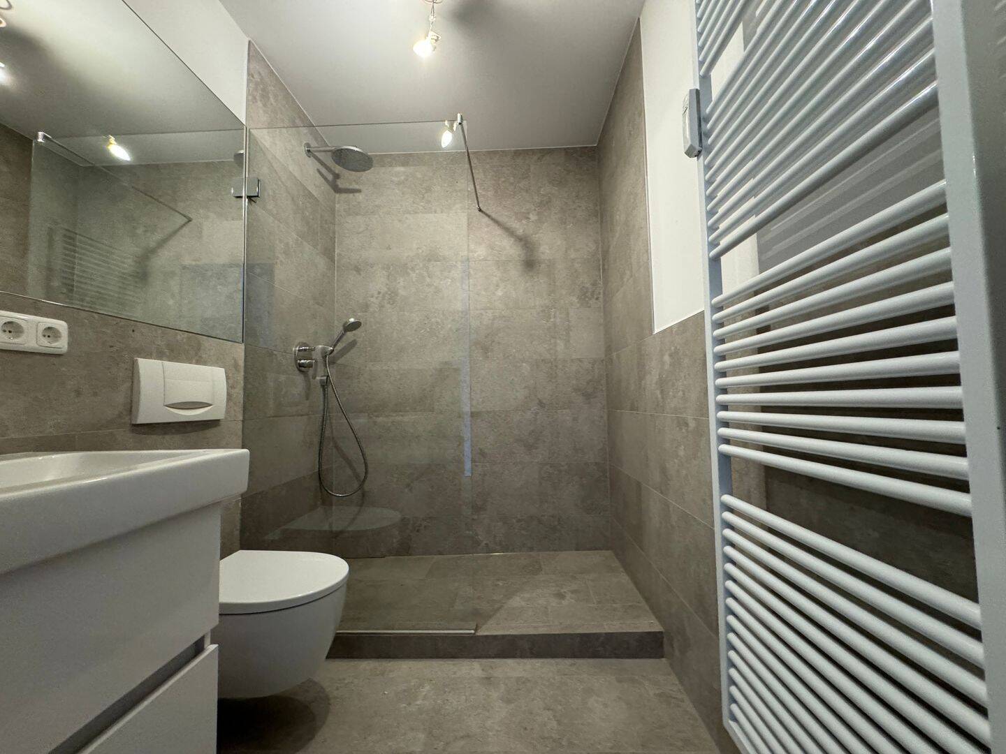 TOP 3-ZIMMER WOHNUNG, HOCHWERTIG SANIERT, MIT NEUER EINBAUKÜCHE, WESTBALKON