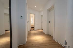 Rarität in S-West: Leerstehende und sanierte 5-Zi.- Altbauwohnung + Stellplatz - 6,4 % Sollrendite