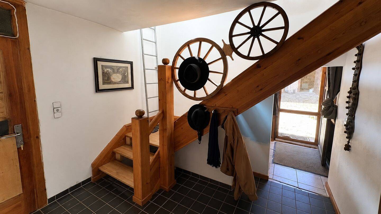 Ehemaliger Bauernhof mit großem Grundstück, Scheune, PV-Anlage und Waldflächen – Oberhain – Bild 1 von 7