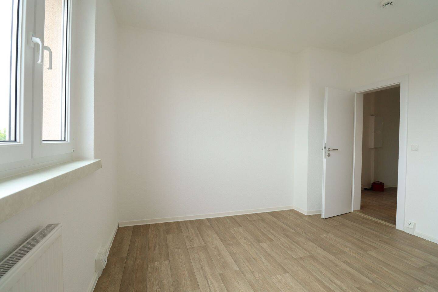 3-Raumwohnung mit Dusche, Balkon und Aufzug – Chemnitz – Vorschaubild 4