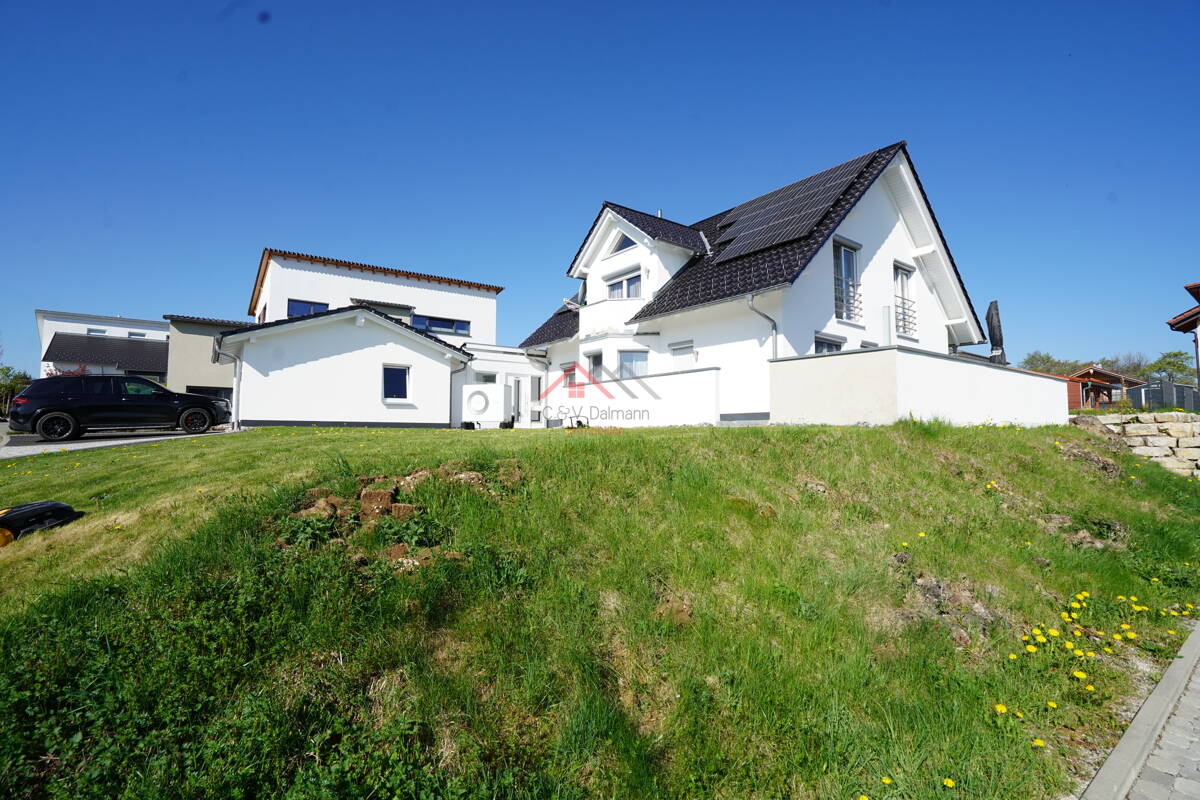 Modernes und freistehendes Einfamilienhaus mit Einliegerwohnung in idyllischer Randlage von Mahlstetten – Mahlstetten – Bild 1 von 9