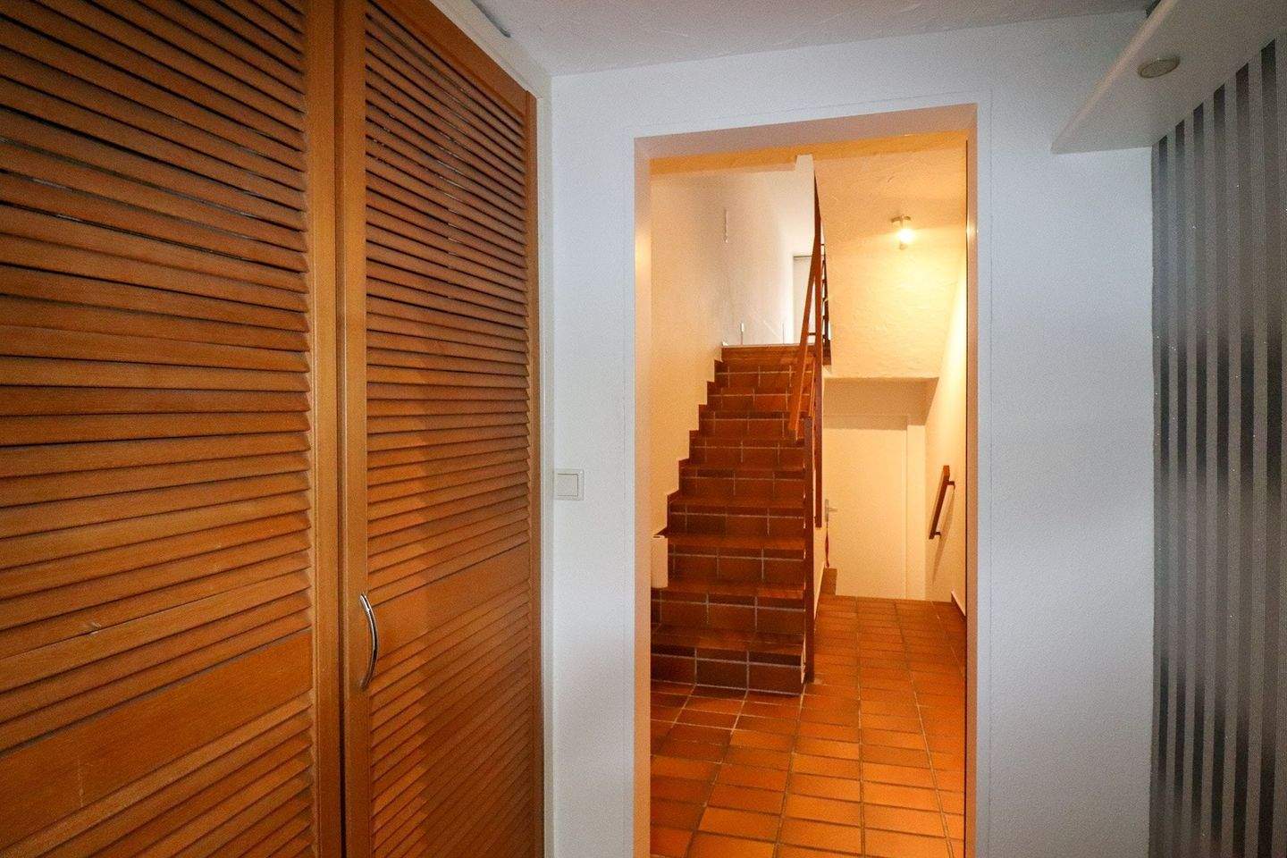 Reihenendhaus mit Splitlevel-Architektur, Garage, Garten und neuer Heizung – Bergheim – Vorschaubild 3
