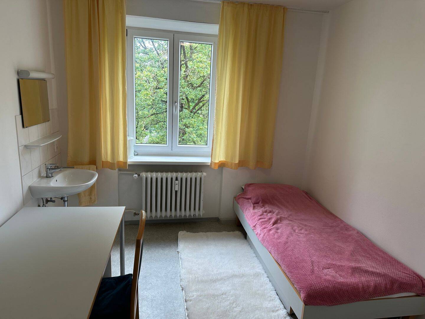 Helles, möbliertes Studentenzimmer mit eigenem Waschbecken in zentraler Lage