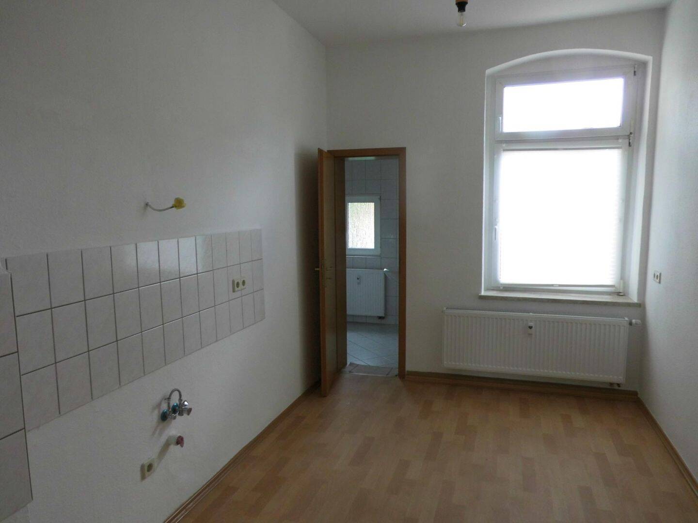 2-Zimmer-Erdgeschoß-Wohnung mit großer Küche mit Eßplatz, Wannenbad mit Duschaufsatz und Sitzterrasse im Hof/Hausgart...