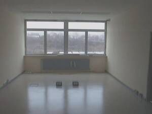 Werbewirksame gepflasterte Außenlager-Ausstellungsfläche direkt an der A66 kurz vor FFM zuvermieten – 60388 Frankfurt am Main – Vorschaubild 3