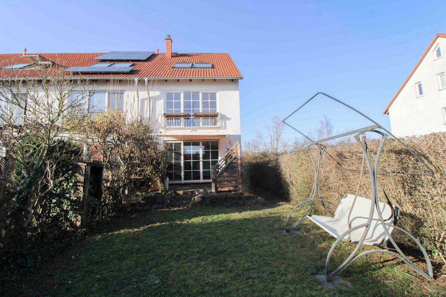 Gepflegtes Reihenendhaus mit Garten, Stellplatz und vielfältiger Raumaufteilung
