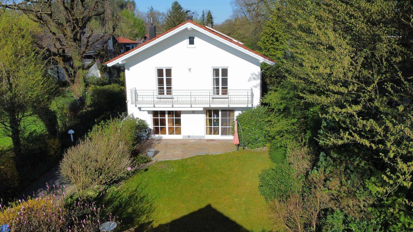 Elegant & geräumig: Stilvolles Einfamilienhaus mit Gartenparadies - sofort verfügbar – Grafing – Bild 1 von 9